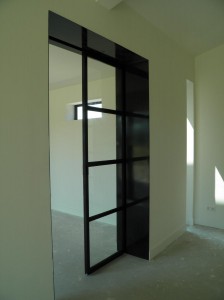 Stalen schuifdeur met glas 
